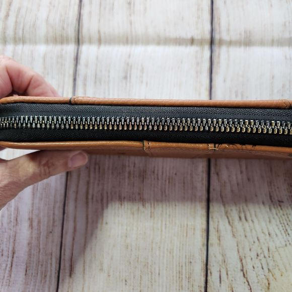 XOXO Wristlet Wallet Zip Vegan Leather Wallet W/ Lots Of Credit Card Slots - Picture 3 of 12